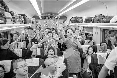 10月1日，乘客們在列車上共同慶祝新中國成立70周年。 蘭州局集團供圖